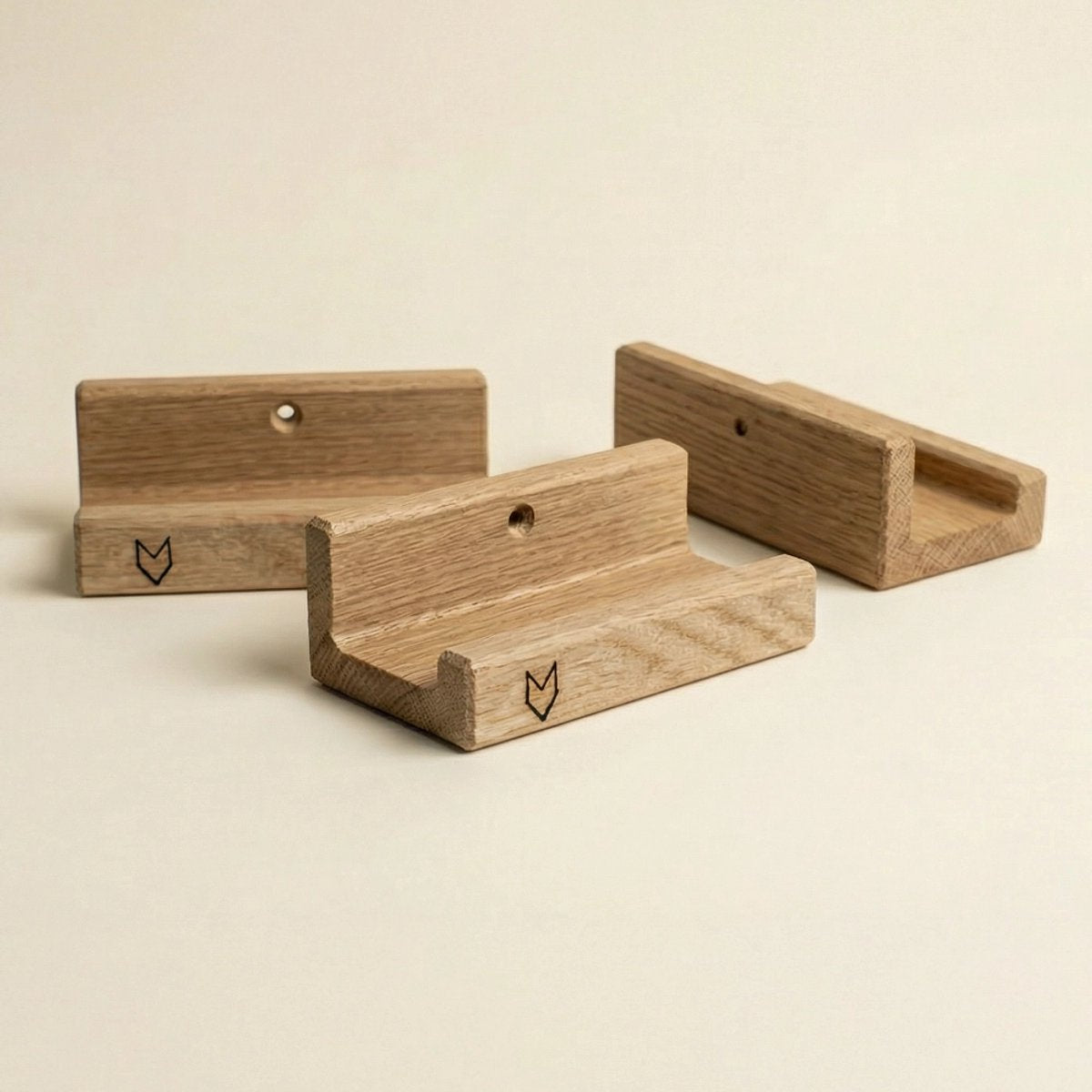 Drie houten LP-houders met vos-logo's, op een lichte achtergrond.