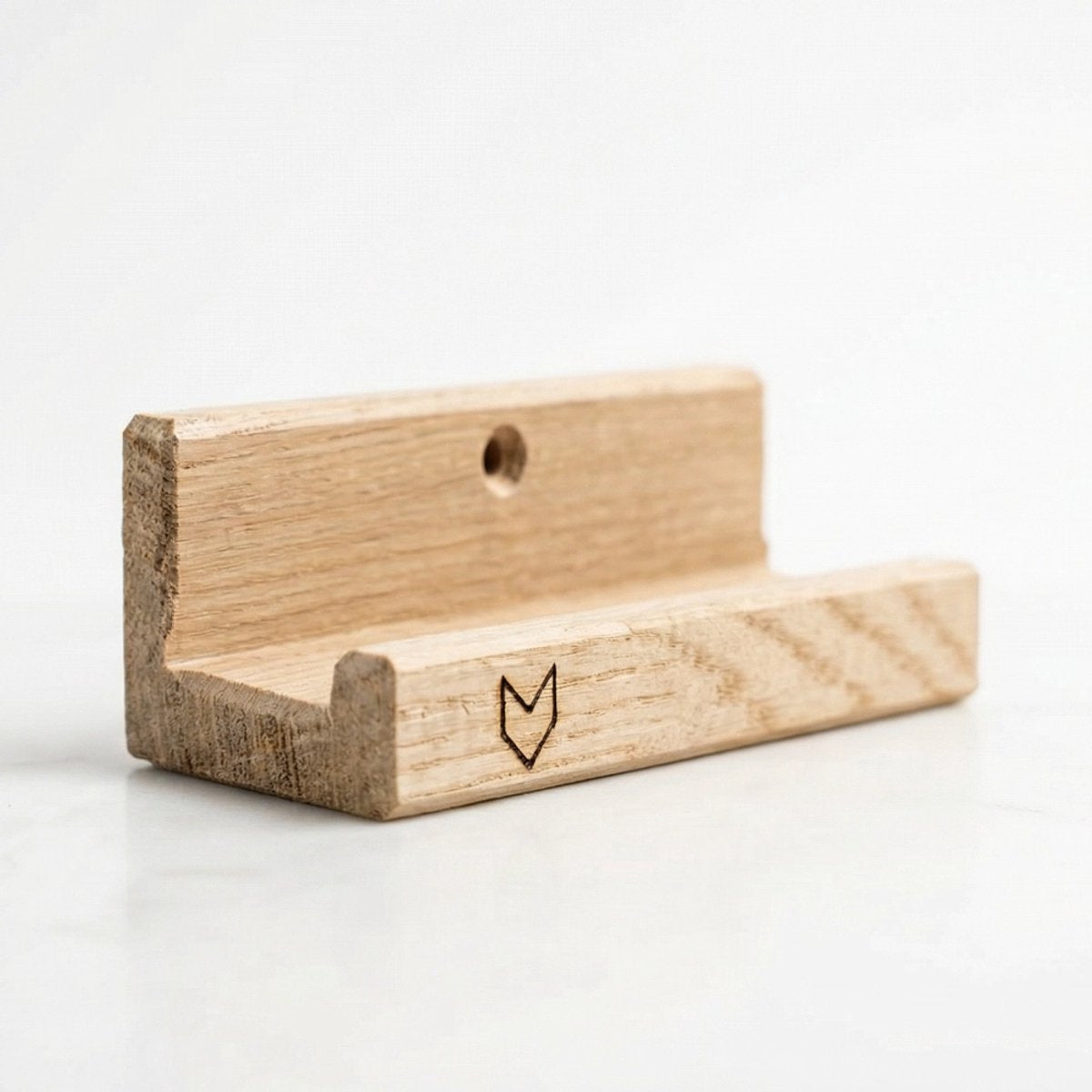 Een houten LP-houder met een vos-logo, op een lichte achtergrond.