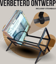 Zwart metalen platendrager met een stapel vinylplaten, 'VERBETERD ONTWERP INCLUSIEF STEUNBALK' tekst.