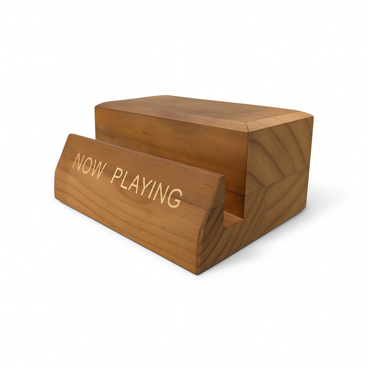 Houten LP-standaard met de tekst "Now Playing", op een witte achtergrond.
