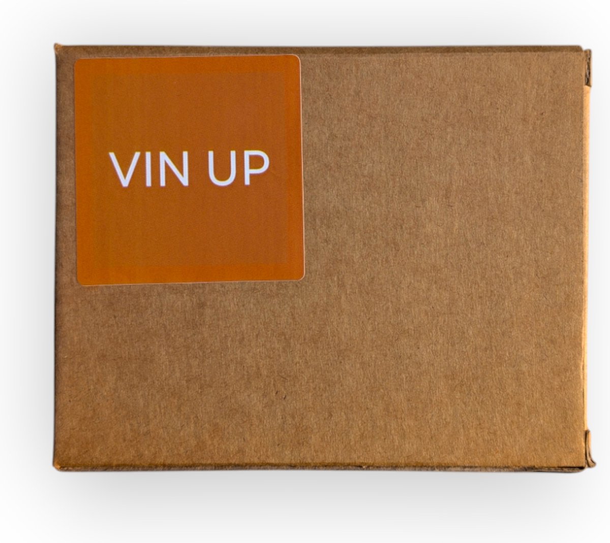 Bruine kartonnen doos met een oranje sticker met de tekst "VIN UP".