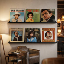 Zwarte zwevende plank met zes countrymuziek platen, waaronder Hank Williams en Johnny Cash.