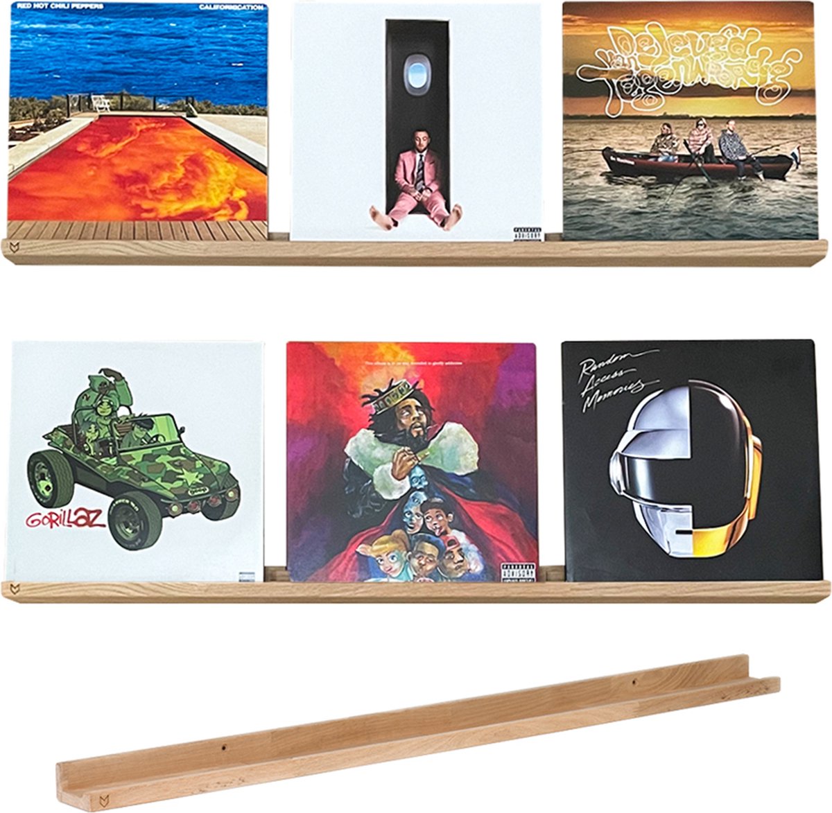 Houten planken met albumhoezen van Red Hot Chili Peppers, J. Cole, Daft Punk, Gorillaz, Kendrick Lamar.