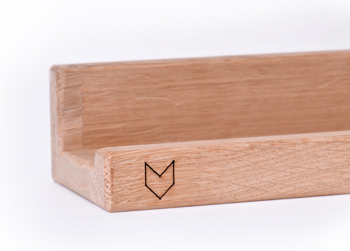 Close-up van een eikenhouten wandplank met een subtiel logo.