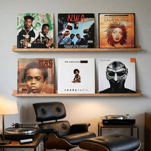 Houten planken met albumhoezen van Eric B. & Rakim, N.W.A., Lauryn Hill, Nas, The Notorious B.I.G. en MF DOOM.