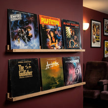 Houten planken met film soundtrack albumhoezen van Star Wars, Pulp Fiction, Blade Runner, The Godfather, Apocalypse Now en Interstellar.
