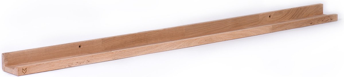 Eikenhouten wandplank met een subtiel logo aan de linkeronderhoek.