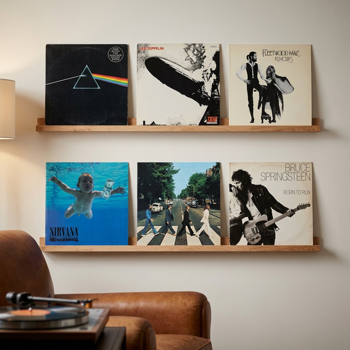 Houten planken met albumhoezen van Pink Floyd, Led Zeppelin, Fleetwood Mac, Nirvana, The Beatles en Bruce Springsteen.