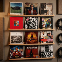 Houten planken met albumhoezen van Eminem, Logic, Outkast en meer.
