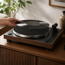 Vinylplaat boven een zwarte vilten slipmat op een platenspeler