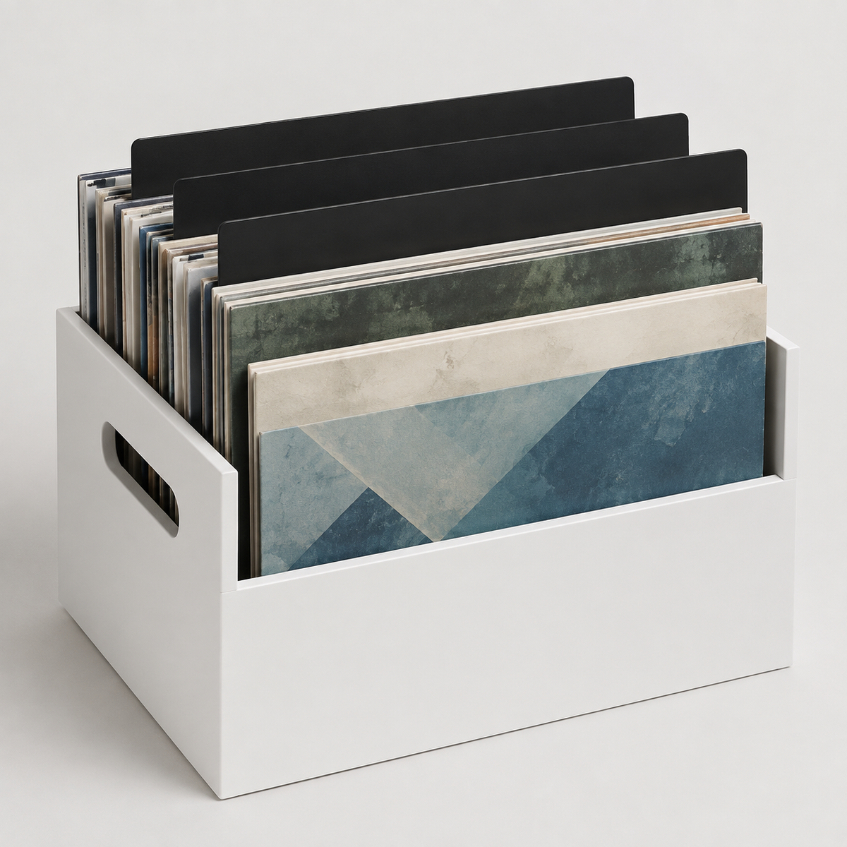 Zwarte vinyl dividers tussen platen in een opbergbak