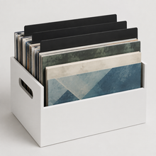 Zwarte vinyl dividers tussen platen in een opbergbak
