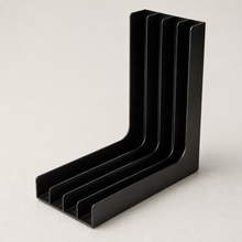 Detail van de geneste zwarte steunen van de vinylstandaard